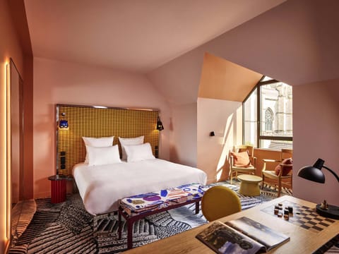 Bed, Photo of the whole room, Seating area, Bedroom