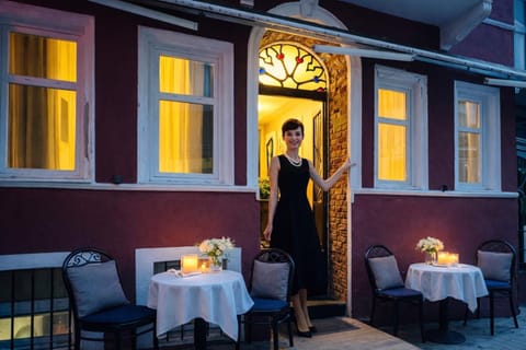 Night, Guests
