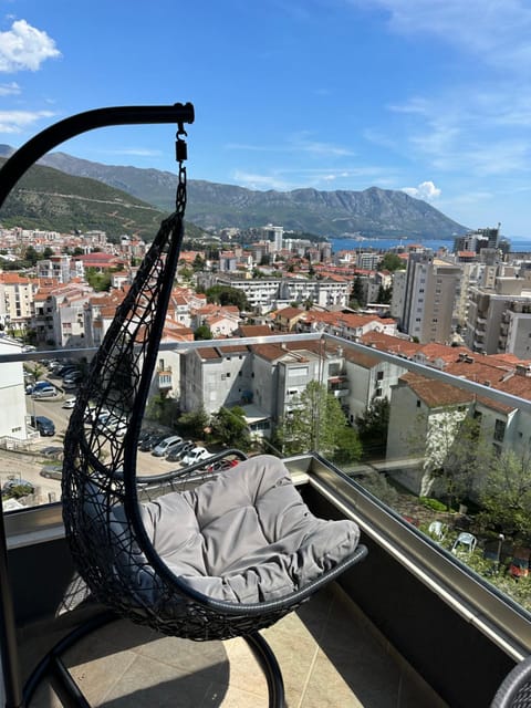 Patio, Day, Natural landscape, View (from property/room), Balcony/Terrace, Seating area, City view, Mountain view