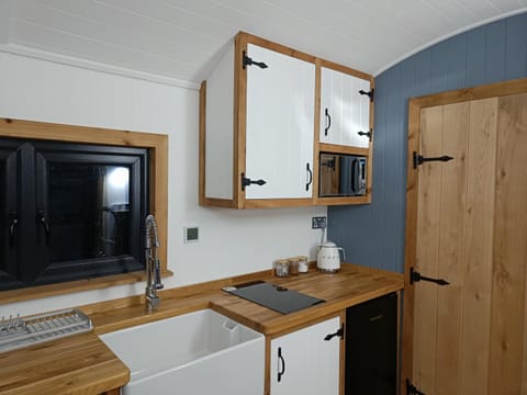 microwave, stove, kitchen