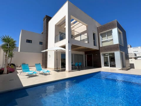 Property building, Patio, Day, Pool view, Swimming pool, sunbed
