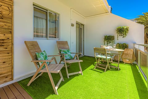 Shower, Off site, Day, Balcony/Terrace, Dining area