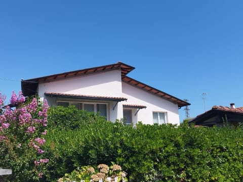 Helianthus Apartment in Sarzana