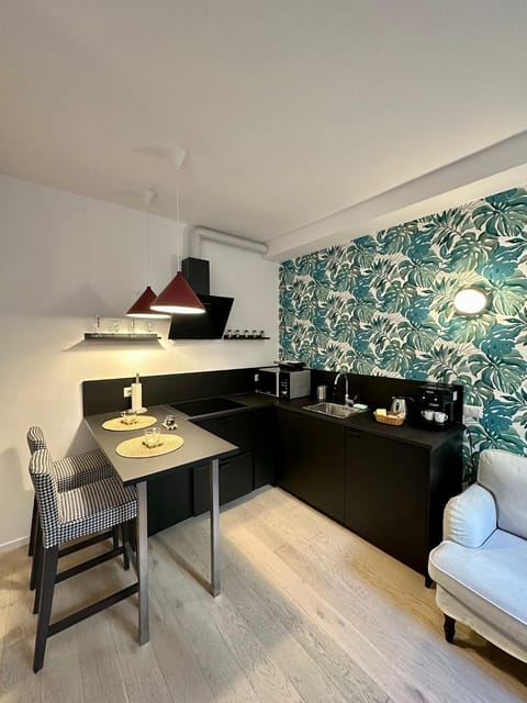 Kitchen or kitchenette, Living room, Seating area, Dining area