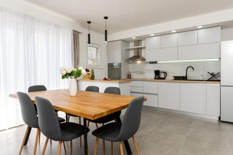 Kitchen or kitchenette, Dining area, pet friendly