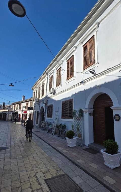 City view, Street view, Location