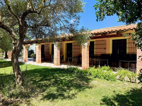 Property building, Restaurant/places to eat, Breakfast