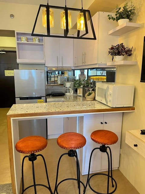 Kitchen or kitchenette, Lounge or bar, minibar
