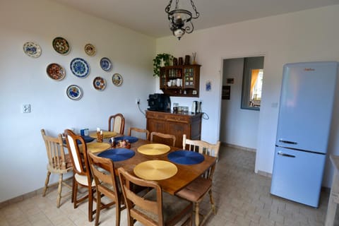 Coffee/tea facilities, Kitchen or kitchenette, Dining area, Communal kitchen, kitchen