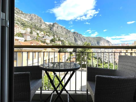 Natural landscape, View (from property/room), Balcony/Terrace, Dining area, Mountain view