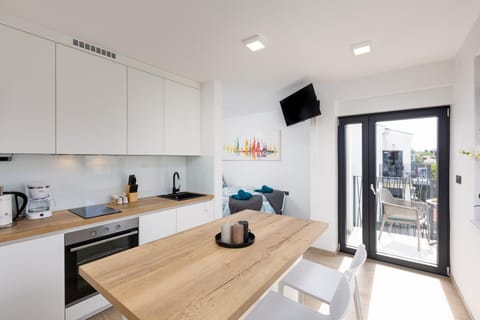 Kitchen or kitchenette, Dining area, stove