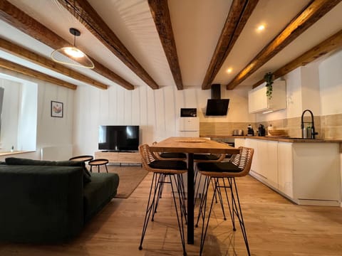TV and multimedia, Kitchen or kitchenette, Living room, Seating area, Dining area, minibar, pet friendly, stove
