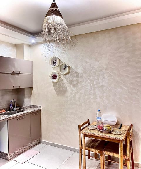 Kitchen or kitchenette, Dining area, stove