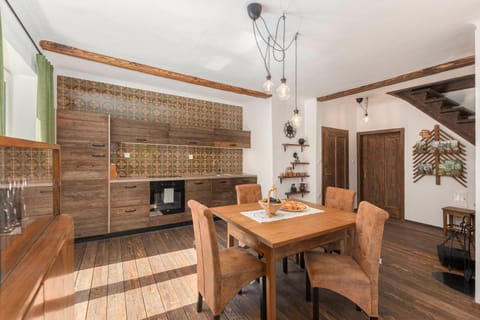 Kitchen or kitchenette, Living room, Seating area, Dining area