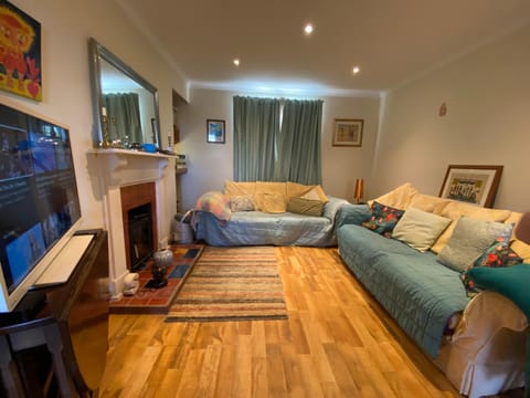 Communal lounge/ TV room, Living room, Seating area, Evening entertainment