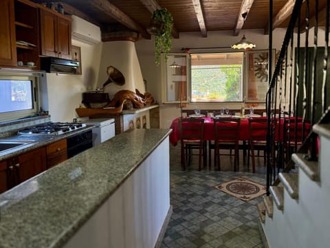 Kitchen or kitchenette, Living room, Seating area, Dining area, stove