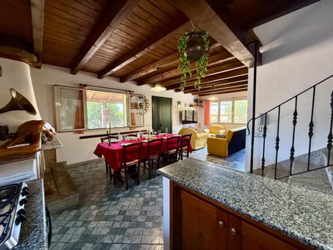 Kitchen or kitchenette, Living room, Seating area, kitchen