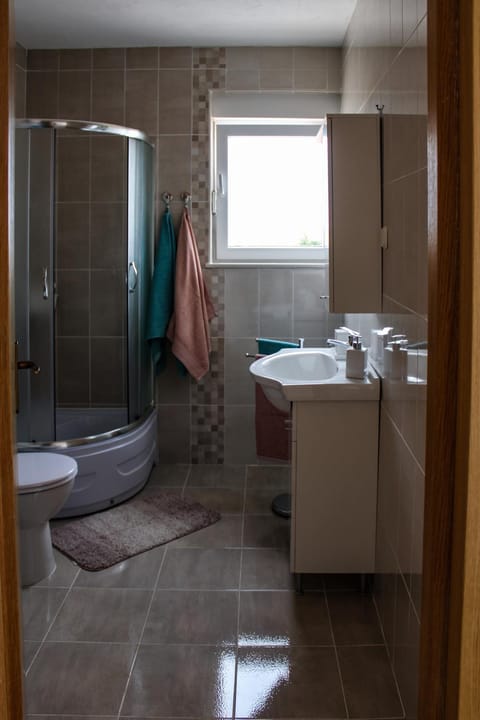 Shower, Toilet, Bathroom, towels