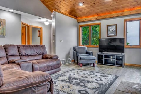 TV and multimedia, Living room, Evening entertainment