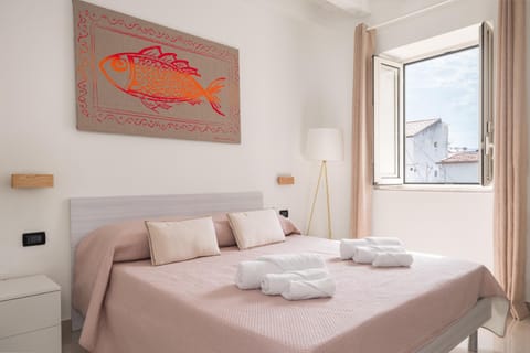 Bed, Bedroom, towels