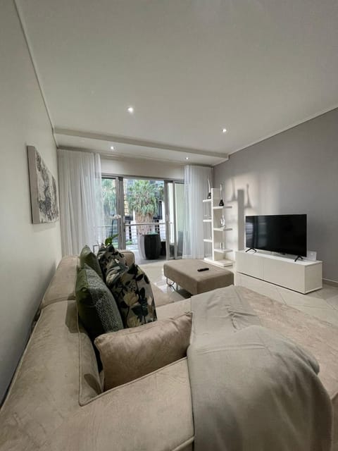 TV and multimedia, Living room, Seating area, Evening entertainment