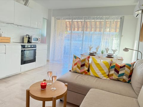 Coffee/tea facilities, Balcony/Terrace, Kitchen or kitchenette, Living room, Seating area, Dining area, oven, toaster