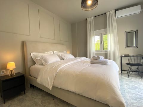 Bed, Bedroom, air conditioner