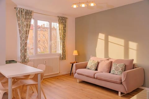 Living room, Seating area, internet