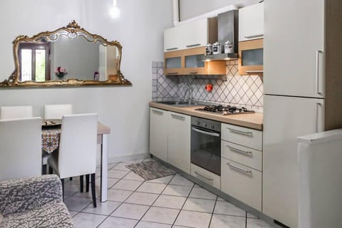 Kitchen or kitchenette, Dining area, dishwasher, pet friendly, stove