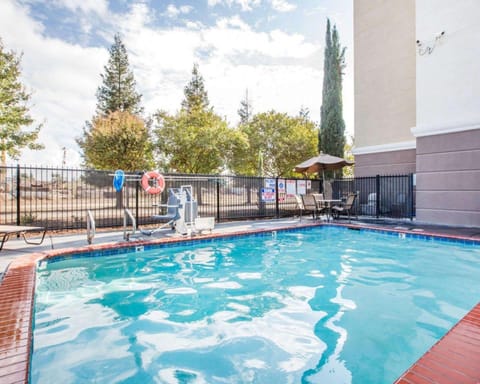 Comfort Suites Clovis - Fresno Hotel in Clovis