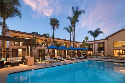 Swimming pool [outdoor]