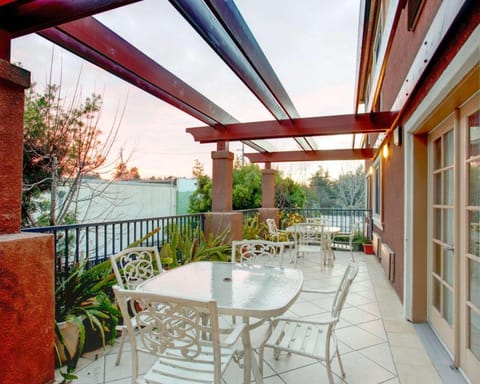 Holiday Inn Express & Suites Mountain View Silicon Valley By IHG Hotel in Mountain View