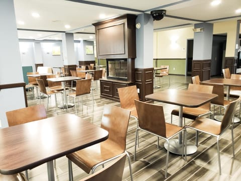 Days Inn & Suites by Wyndham Merrillville Hotel in Hobart