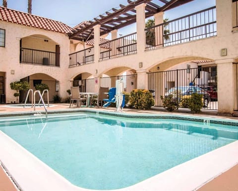 Swimming pool [outdoor]