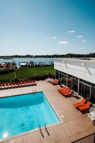 Swimming pool [outdoor]