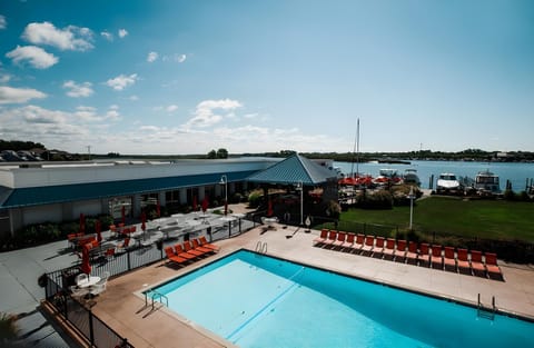 Swimming pool [outdoor]