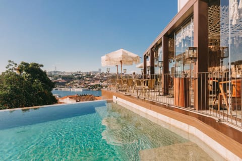 Swimming pool [outdoor]