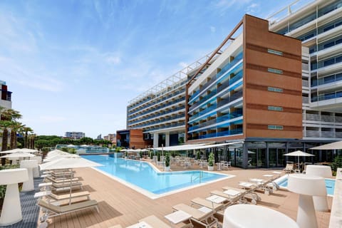 Swimming pool [outdoor]