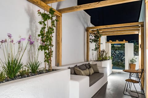 Lemon Suites Santorini Apartment hotel in Thera