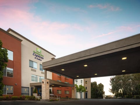 Holiday Inn Express Hotel & Suites Belmont By IHG Hotel in Belmont