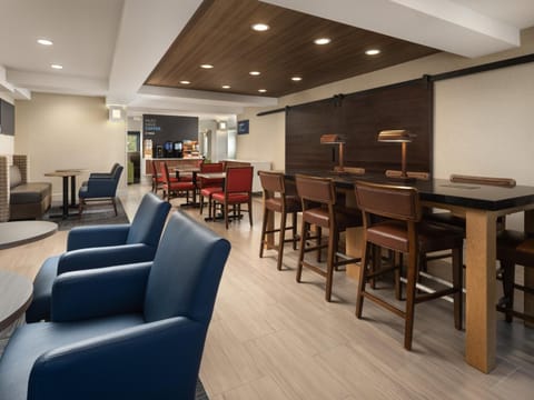 Holiday Inn Express Hotel & Suites Belmont By IHG Hotel in Belmont