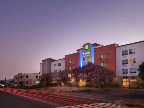 Holiday Inn Express Hotel & Suites Belmont By IHG Hotel in Belmont