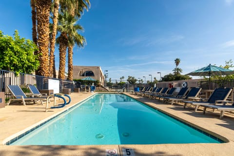 Swimming pool [outdoor]