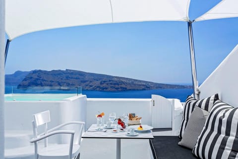 Charisma Suites Hotel in Oia