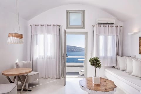 Charisma Suites Hotel in Oia