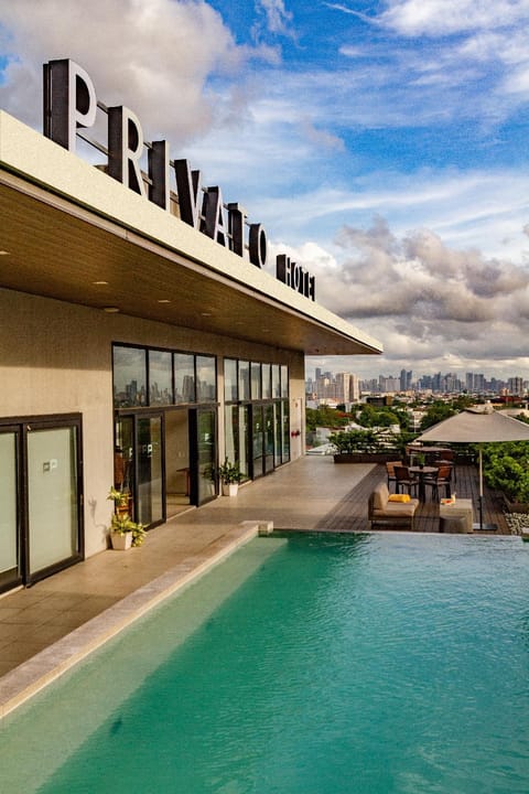 Swimming pool [outdoor]