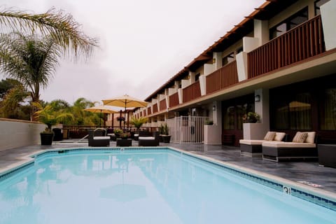 Swimming pool [outdoor]