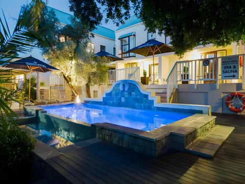 Swimming pool [outdoor]