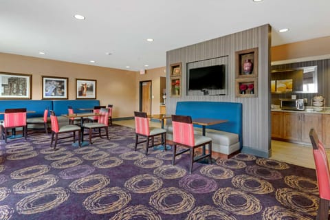 Comfort Inn & Suites Market - Airport Hotel in Great Falls