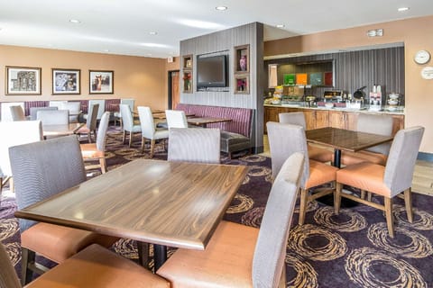 Comfort Inn & Suites Market - Airport Hotel in Great Falls